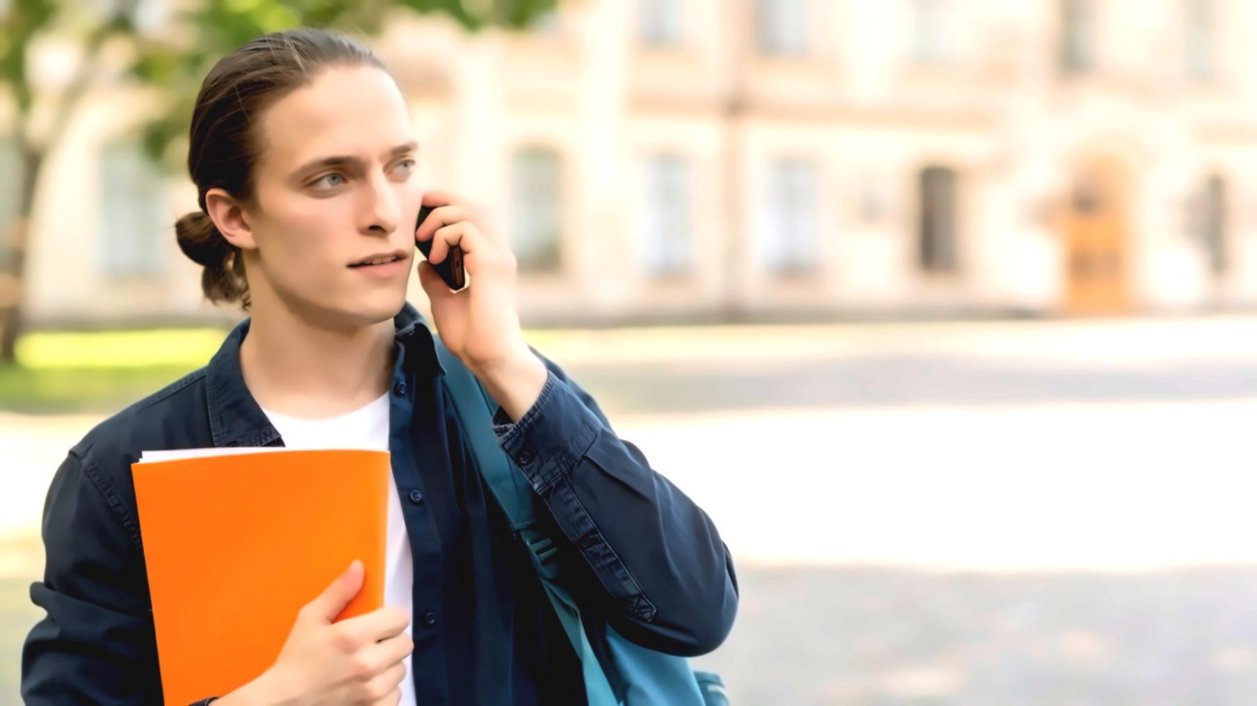 Person beim Lernen mit Finanzunterlagen